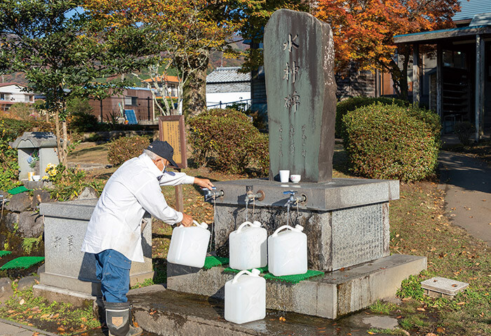 「湧水館」の正面にある水汲み場