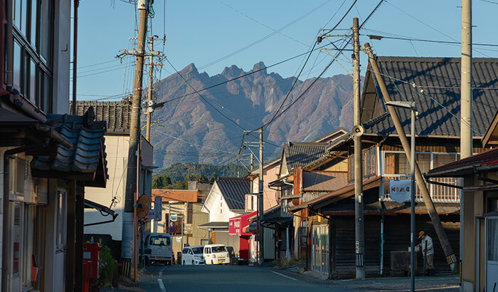 高森町の市街地。奥には阿蘇五岳でもっとも東に位置する「根子岳（ねこだけ）」が見える