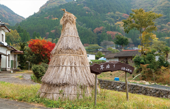 かつての牧畜文化を今に伝える「草泊まり」。手野名水会のメンバーがつくったもの