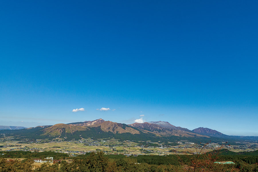 南阿蘇村から見た阿蘇五岳。左から、杵島岳、烏帽子岳、中岳、高岳、根子岳が連なる