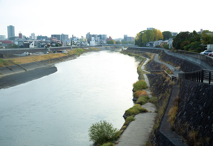 白川わくわくランド（白川地域防災センター）付近の白川は水辺に下りられる