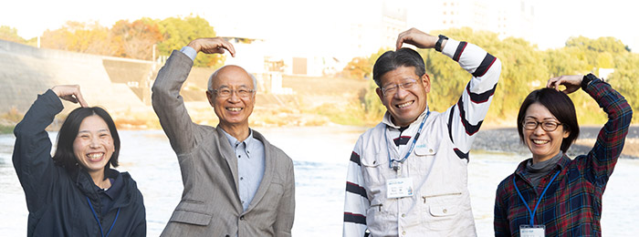 NPO法人白川流域リバーネットワークの皆さん。左から松川貴美子さん、金子好雄さん、丸山修さん、内匠恵美さん