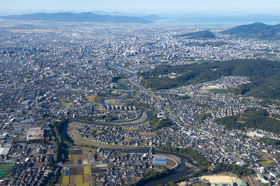 蛇行しながら島原湾に向かって流れる白川