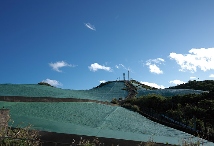 青ヶ島の向沢取水場。山肌をコンクリートで固め、雨を貯水池に溜めることで水問題を解決した 提供：青ヶ島村役場