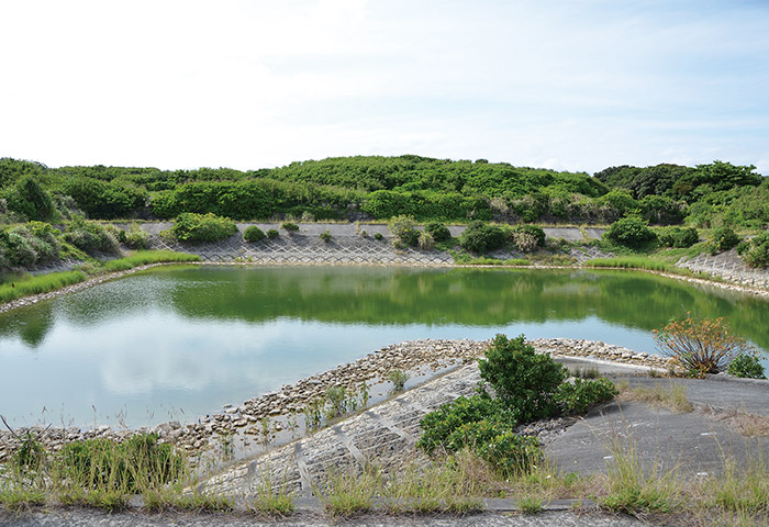 すり鉢状のくぼ地「ドリーネ」を活かした貯水池（久高島）