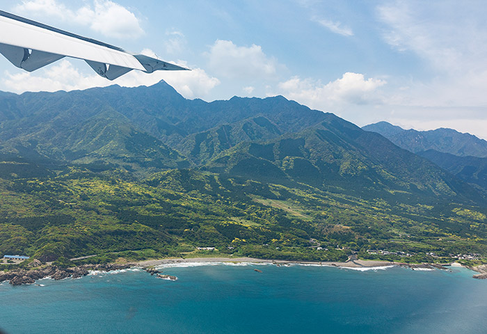 着陸直前の飛行機から見た屋久島。山が険しい