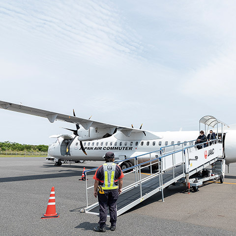 70人乗りのプロペラ機で屋久島到着