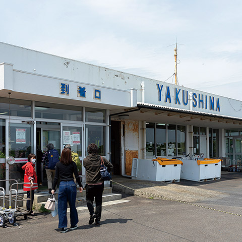 屋久島空港の到着口。こぢんまりとした素朴な空港