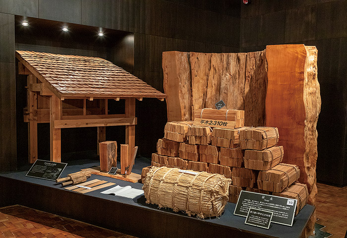 屋久杉を割ってつくった短冊形の薄板「平木（ひらぎ）」。かつて年貢として薩摩藩に納めた。屋久杉は樹脂分が多く腐りにくいため、平木は高級屋根材として重用された