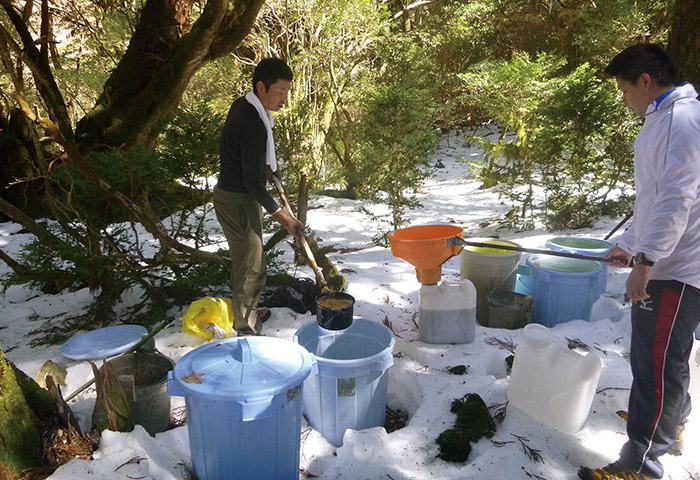 山頂付近の山小屋では屎尿を20Ｌのポリタンクに移し替え、人力で運び出している　提供：屋久島町観光まちづくり課