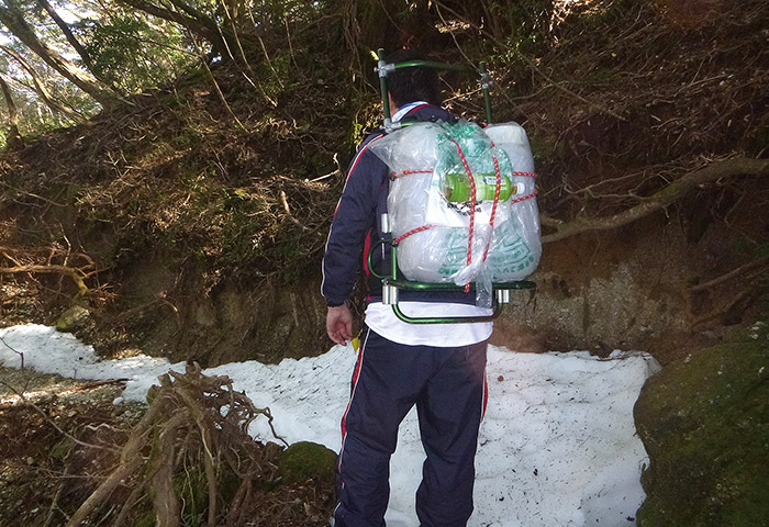 山頂付近の山小屋では屎尿を20Ｌのポリタンクに移し替え、人力で運び出している　提供：屋久島町観光まちづくり課