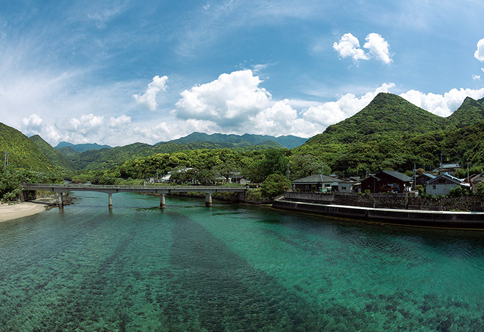 島の南西部にある栗生（くりお）集落を流れる栗生川。この集落はかつて島で一番トビウオ漁が盛んだったという