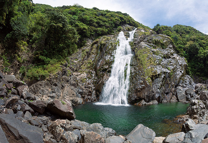 屋久島南西部にある「大川（おおこ）の滝」。落差は88m。日本の滝百選にも選ばれている