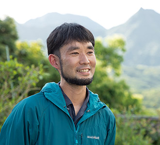 「屋久島の緑にいつも元気をもらっています」と話す公認ガイドの飛髙章仁さん。地元（大分）と屋久島では自然のスケールが違うそうだ