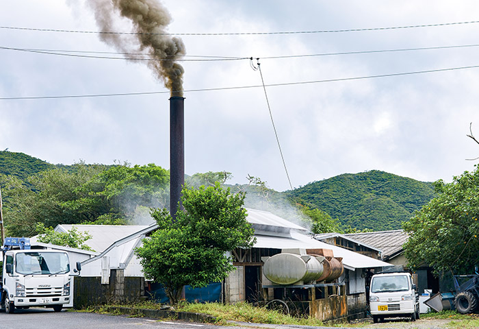 諸鈍集落にある上田製糖工場。集落内のサトウキビだけを使って黒糖を製造している