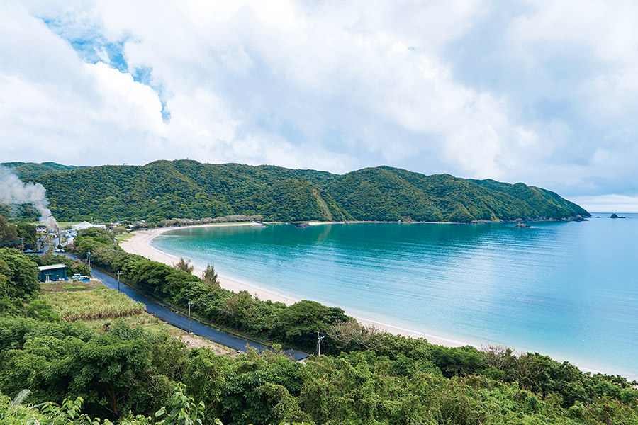 加計呂麻島で最も規模が大きい集落「諸鈍（しょどん）」。およそ80世帯、約130人が扇状地で暮らす