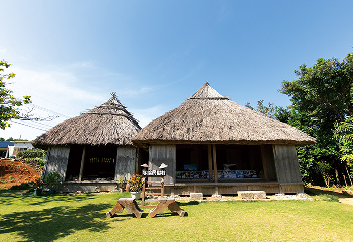 与論民俗村にある丸い茅葺屋根の建物2棟。与論島は主にススキを用いるが、沖縄島北部は竹