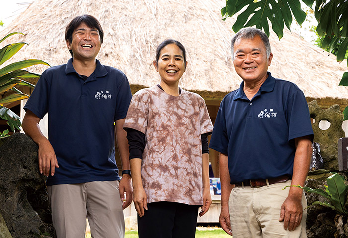 与論民俗村を経営する菊 秀史さん（右）、妻の友子さん、長男の凛太郎さん。