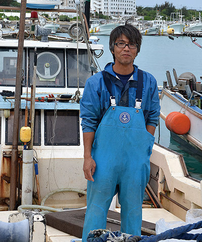 茶花漁港の競りを覗いた日、水揚げが一番多かった阿野（あの）忠義さん。一度島を出て10年前に戻り漁師となった。与論島には20代、30代の若手漁師が多いと言う