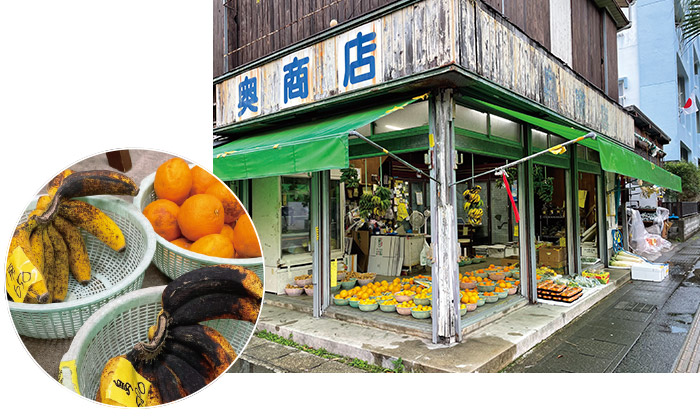 奄美大島の名瀬港そばにある青果店。軒先には島内産のバナナが吊るされ、清見などの柑橘類も並んでいる