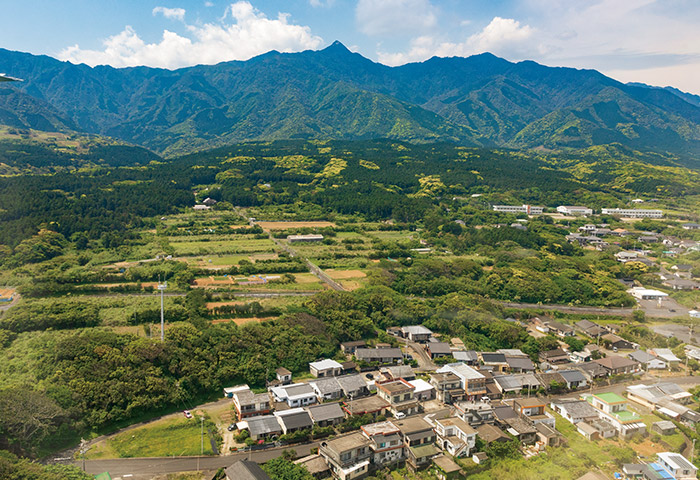着陸寸前の飛行機から見た屋久島の風景。人と自然の共生のために設けられたゾーニングが見てとれる