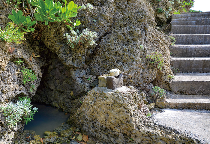 海岸沿いにある井戸「ヤグルガー」。急な階段を下りた先にあり、ここの水は今も祭祀で用いられている