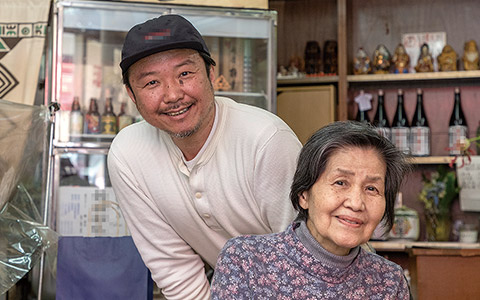 草柳商店店主の草柳重成さん（しげさん）と母親の草柳文江さん（あーちゃん）