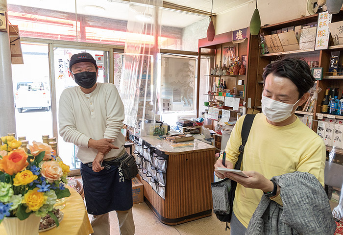 草柳商店では買ったお酒を店内で飲む「角打ち」ができる。しげさん、あーちゃんと話している間に何人もの住民が訪れた