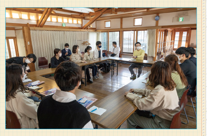 真鶴町を巡った後、「コミュニティ真鶴」に集まり感想など述べ合う野田ゼミの学生たち