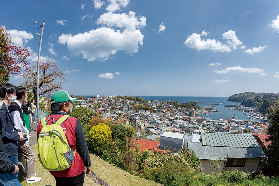 「みず・ひと・まちの未来モデル」2年目の研究対象地域となる神奈川県の真鶴町。高台から真鶴港を望む