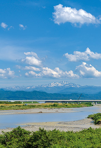 手取川の左岸から見た白山連峰。白山と手取川由来の豊かな水がなければ、ふぐの子 ぬか漬けはつくれない