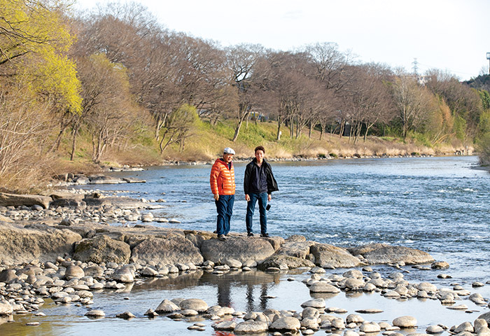 水制工の上に立って記憶をたどる坂本さん（右）とアユ釣りをきっかけにこの河岸の藪を一人で切り開いた村山志郎さん（左）