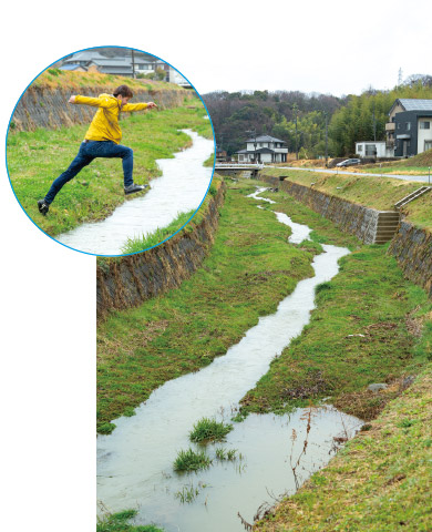 矢作川研究所の支援で地域住民がワークショップを重ねて改修した支流・岩本川。澪筋（みおすじ）を蛇行させ、子どもが遊べるように降り口をつくるなど、小さな工夫でここまで魅力的な空間になる