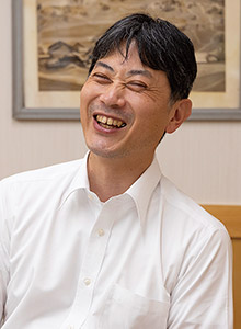 酸ヶ湯温泉株式会社管理部部長を務める田島克己さん。先輩社員から昔の話を多く聞いている