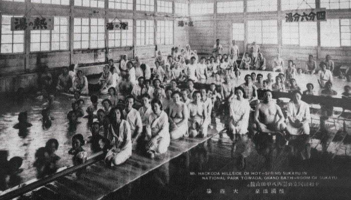 1933年（昭和8）当時の「ヒバ千人風呂」。女性は湯あみ着、男性は褌をつけて混浴している