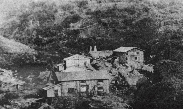 1897年（明治30）当時の様子。湯が湧いている箇所に小屋を建てて利用されていた