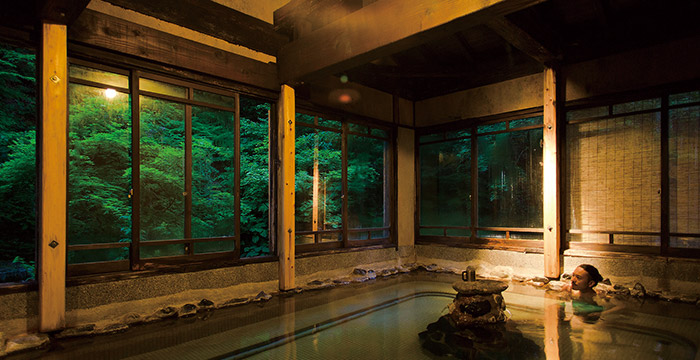 栃尾又温泉3宿の共同浴場「したの湯」。約36度のぬる湯に長時間浸かるのが伝統的な入浴法。浅井さんも通う　提供：栃尾又温泉 自在館