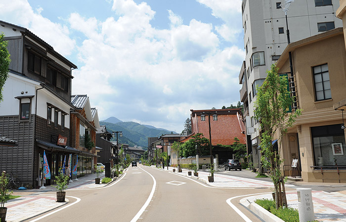 山中漆器や九谷焼などの店が軒を連ねる「ゆげ街道」。下村さんは山中温泉の空間構成も気に入っている　提供：山中温泉観光協会