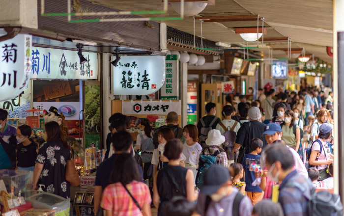 人びとで賑わう箱根湯本駅前