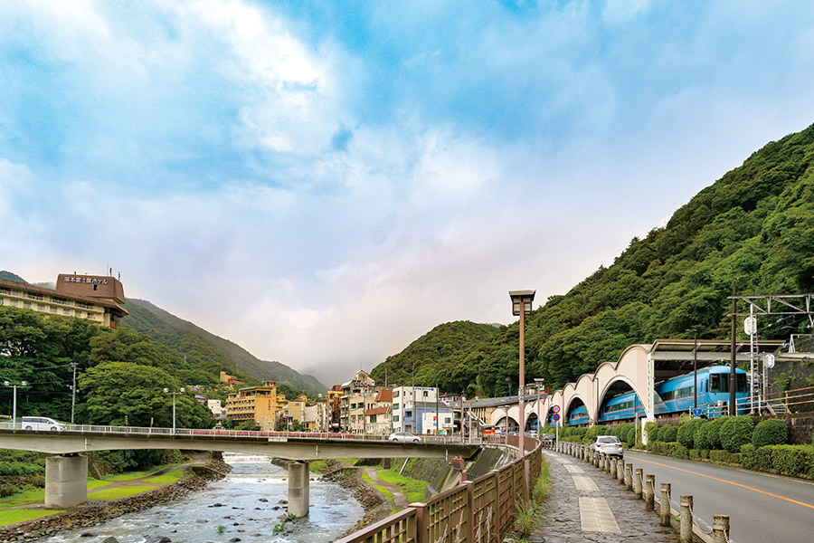 早川沿いに広がる箱根の湯本温泉と、箱根湯本駅に入線するロマンスカー