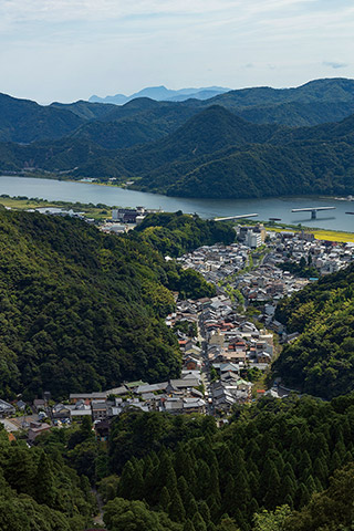 ロープウェイの山頂駅から城崎温泉を望む。山にはさまれた細長い地形だ。奥を流れるのは一級河川の円山川