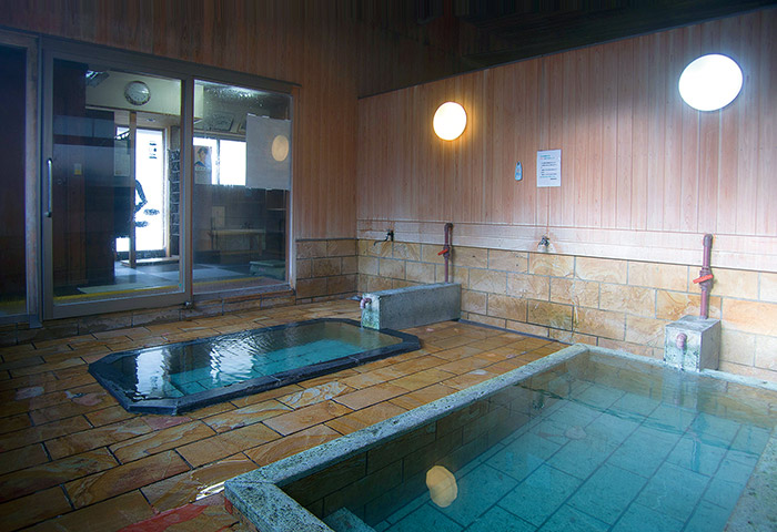 約800年前から湯治場だった沢渡温泉の共同浴場。皮膚にやさしい「美肌の湯」とも称えられる 提供：沢渡温泉組合