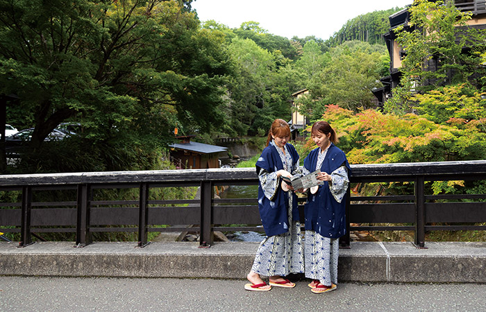 中部地方から黒川温泉を初めて訪れた女性たち。田の原川に架かる丸鈴橋でどこの露天風呂を巡るかを相談していた
