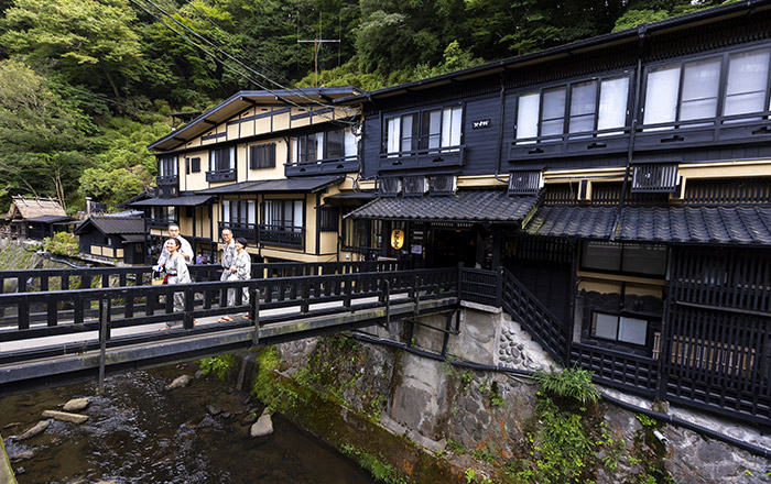 「山の宿 新明館」で露天風呂を楽しみ、自分たちが泊まる宿に戻る家族