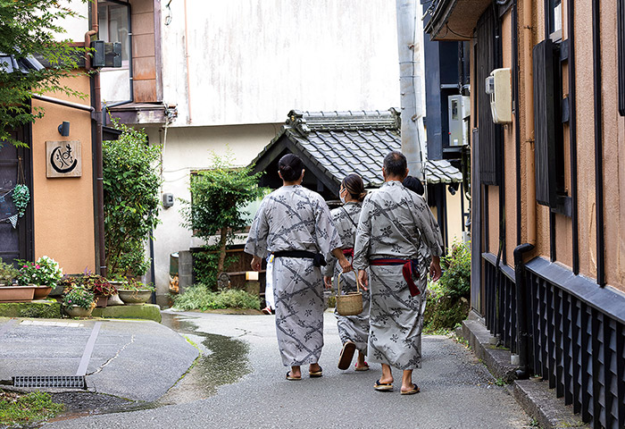 ヒューマンスケールな路地巡りも黒川温泉の楽しみの一つ