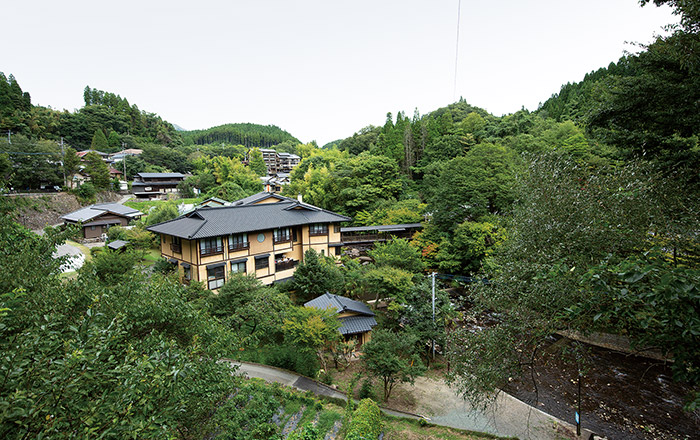 森のなかにうずもれているような黒川温泉の風景