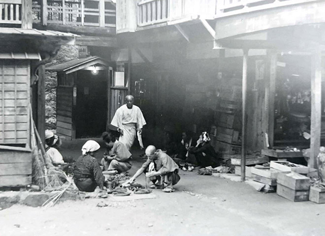 農業を営む地元の人たちが持ち込んだ野菜を買い求める栃尾又温泉の湯治客。いずれも大正時代から昭和初期の写真　提供：栃尾又温泉 自在館