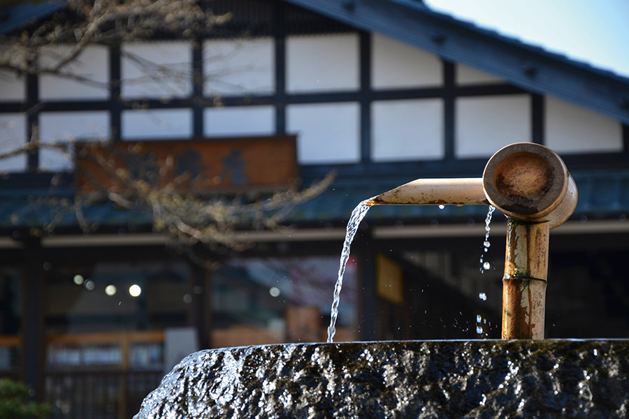 豊かな地下水を汲み上げ、いつでも誰でも飲めるようにしてある公共の井戸。水が平等に配られる国はあまりない