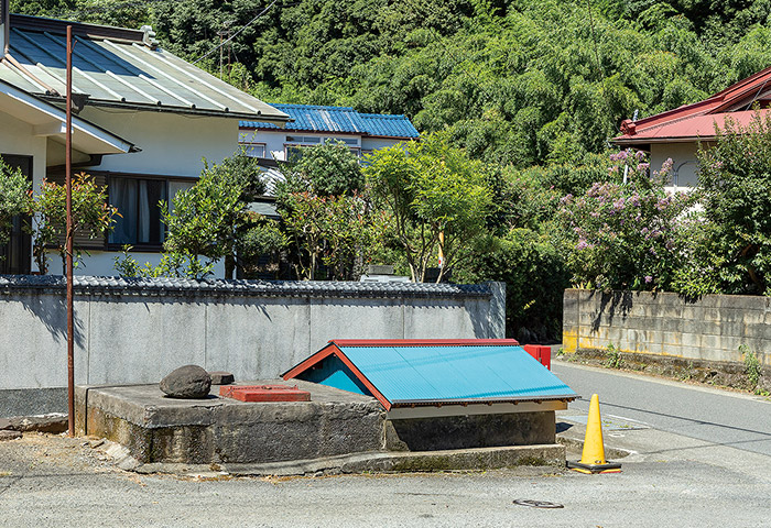 岩地区に残る湧き水を水源とする「佐藤清次水道組合」の水槽 