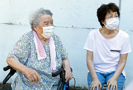 「佐藤清次水道組合」の経緯について話す佐藤満枝さん（左）。右は湯川久雄さんの夫人、律子さん 